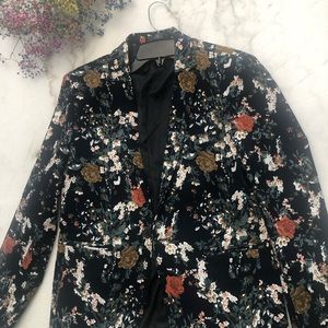 jacket with navy blue background with brown roses size M and unknown brand
